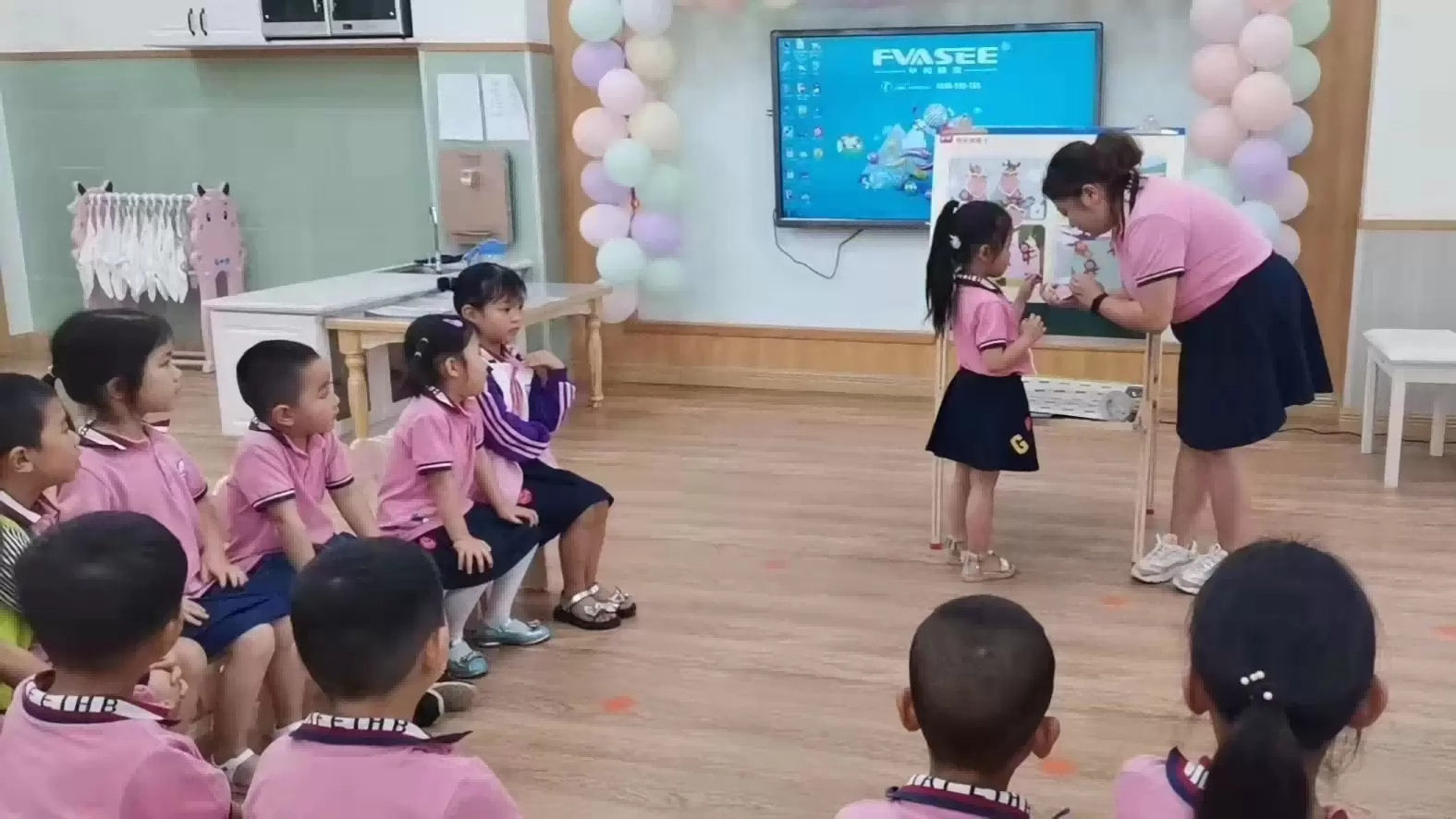 대화형 평면 패널이 어떻게 유치원 수업을 더욱 흥미롭게 만들 수 있습니까?